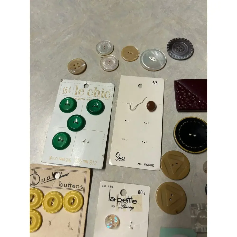 Assorted vintage buttons